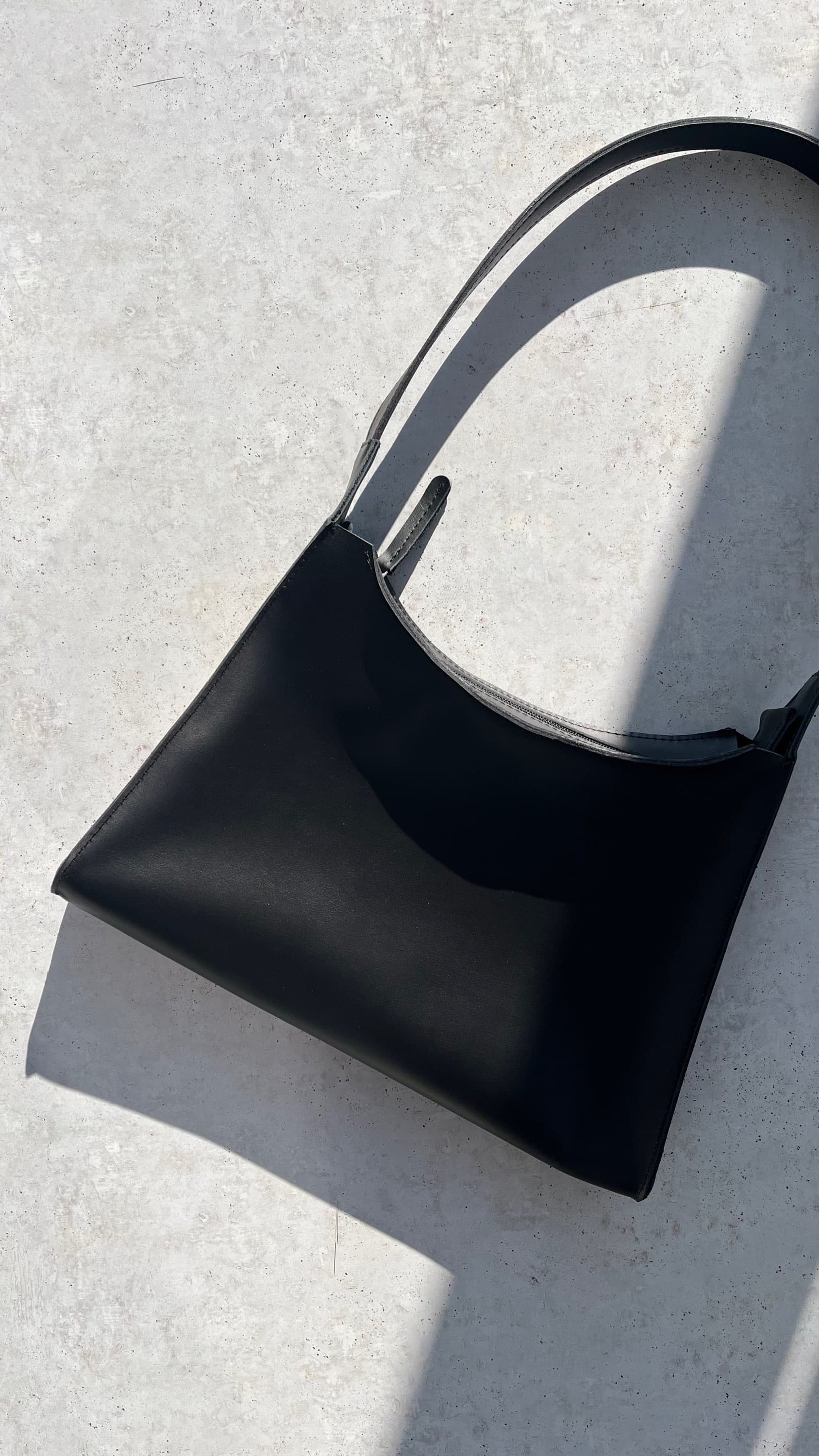 Kabelka Lora Minimal - čierna hladká